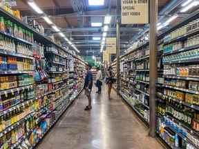 Les gens font leurs courses dans un supermarché de Santa Monica, en Californie.