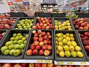 Le prix des pommes à l'épicerie Northmart à Iqaluit, au Nunavut, le 28 juillet 2022.