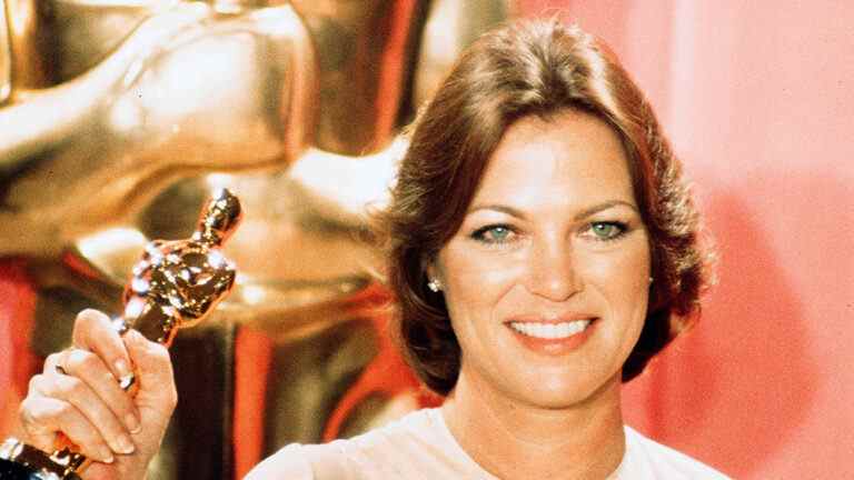 Louise Fletcher, lauréate d'un Oscar pour « Vol au-dessus d'un nid de coucou », décède à 88 ans.
	
	
