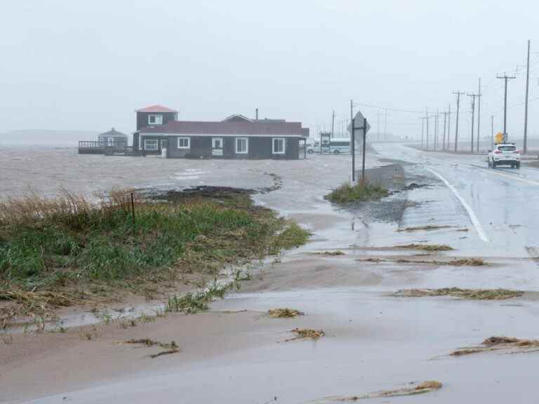 L’ouragan Fiona apporte des dégâts et des débris aux Îles-de-la-Madeleine, dans l’est du Québec