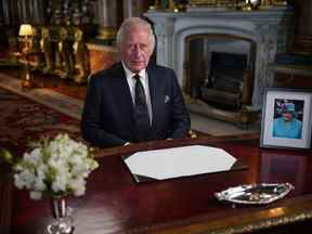 Le roi Charles III prononce son discours à la nation et au Commonwealth depuis le palais de Buckingham, à Londres, après le décès de la reine Elizabeth II jeudi.  Date de la photo : vendredi 9 septembre 2022. Yui Mok/Pool via REUTERS