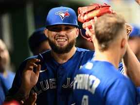 Le partant des Blue Jays, Alek Manoah, célèbre avec ses coéquipiers après avoir été retiré du match lors de la huitième manche contre les Pirates au PNC Park de Pittsburgh, le vendredi 2 septembre 2022.