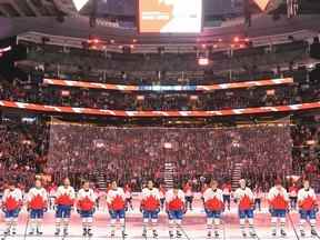 Les Canadiens de Montréal (maillots blancs) et les Maple Leafs de Toronto (maillots rouges) portent des maillots commémoratifs d'Équipe Canada lors d'une cérémonie d'avant-match pour honorer le 50e anniversaire de la série de hockey Canada-Union soviétique de 1972, à la Scotiabank Arena de Toronto le mercredi 28 septembre. , 2022.