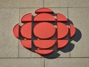 Le logo de CBC au centre-ville d'Edmonton, en Alberta.