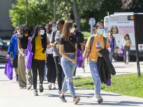 Les étudiants retournent à l'Université Western pour la semaine d'orientation à London, en Ontario.