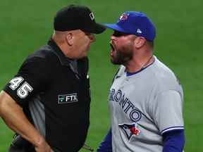 Le gérant John Schneider des Blue Jays de Toronto crie après l'arbitre Jeff Nelson après avoir été expulsé contre les Orioles de Baltimore.