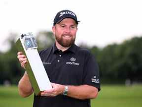 L'Irlandais Shane Lowry célèbre avec le trophée des vainqueurs sur le 18e green après la dernière manche du championnat BMW PGA au Wentworth Golf Club le 11 septembre 2022 à Virginia Water, en Angleterre.