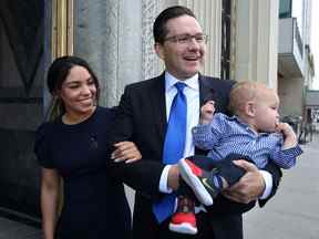 Le chef conservateur nouvellement élu Pierre Poilievre, sa femme Anaida et son fils Cruz arrivent à une réunion du caucus à Ottawa le 12 septembre 2022.