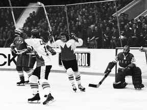 MOSCOU - 28 SEPTEMBRE 1972 : Paul Henderson #19 (avec casque) et Bobby Clarke #28 d'Équipe Canada célèbrent le but vainqueur de la série d'Henderson dans le match 8 de la Série des sommets de 1972 entre le Canada et l'Union soviétique au Palais de glace Luzhniki à Moscou , Union soviétique le 28 septembre 1972.