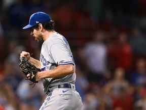 Jordan Romano des Blue Jays de Toronto réagit après avoir battu les RedSox de Boston lors de la dixième manche au Fenway Park le 25 août 2022 à Boston, Massachusetts.