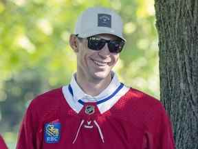 Le gardien de but des Canadiens de Montréal Carey Price porte son chandail, maintenant arborant un logo publicitaire, avant le tournoi de golf annuel de l'équipe à Laval, au Québec, le 12 septembre 2022.