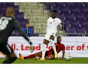 Alphonso Davies du Canada en action avec le Ro-Ro du Qatar le 23 septembre à Vienne, en Autriche.  Lisa Leutner/Reuters