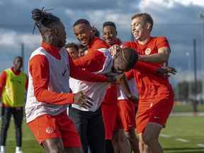 L'équipe nationale masculine de soccer du Canada s'amuse lors d'un entraînement à l'Académie de football MOL à Dunajská Streda, en Slovaquie.  Le Canada affronte l'Uruguay le 27 septembre 2022.