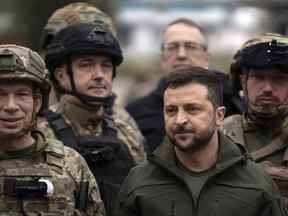 Le président ukrainien Volodymyr Zelenskyy pose pour une photo avec des soldats après avoir assisté à une cérémonie de lever du drapeau national dans la ville libérée d'Izium, en Ukraine, le mercredi 14 septembre.