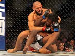 Khamzat Chimaev (gants rouges) combat Kevin Holland (gants bleus) lors de l'UFC 279 à T-Mobile Arena.