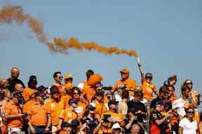 Les spectateurs brûlent des fusées éclairantes et applaudissent lors de la séance de qualification avant le Grand Prix de Formule 1 des Pays-Bas sur le circuit de Zandvoort le 3 septembre 2022.