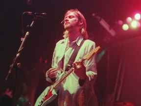 Kurt Cobain de Nirvana joue au PNE Forum pour ce qui serait le dernier concert du groupe à Vancouver, le 3 janvier 1994.