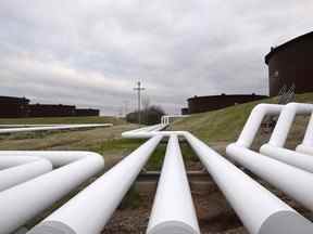 Les pipelines se rendent aux réservoirs de stockage de pétrole brut d'Enbridge Inc. à leur parc de stockage à Cushing, Oklahoma.