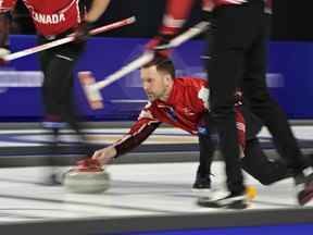 Le capitaine canadien Brad Gushue lance une pierre contre la Suède lors d'un match pour la médaille d'or aux Championnats du monde de curling masculin, le dimanche 10 avril 2022, à Las Vegas.