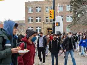 Les élèves de l'école secondaire Western Canada sortent de l'école pour leur pause déjeuner.