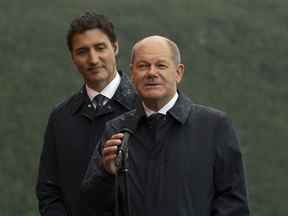 Le premier ministre Justin Trudeau regarde le chancelier allemand Olaf Scholz répondre à une question à Stephenville, Terre-Neuve-et-Labrador.