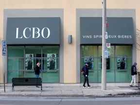 Des gens attendent à l'extérieur de la LCBO pour acheter de l'alcool à Toronto.