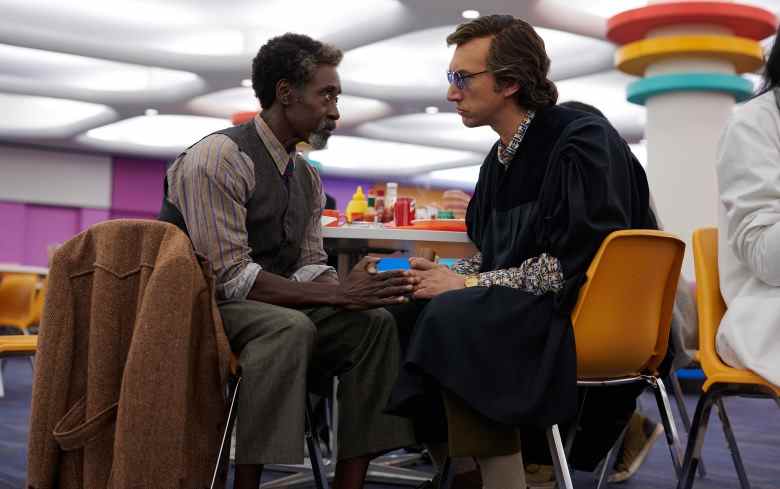 BRUIT BLANC - (LR) Don Cheadle (Murray) et Adam Driver (Jack).  Cr: Wilson Webb/NETFLIX © 2022