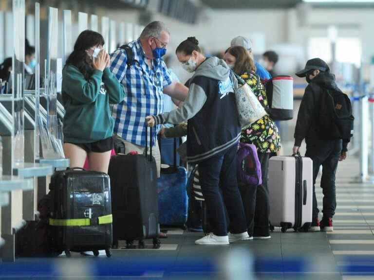 Ottawa lèvera les mandats de vaccination aux frontières, les masques obligatoires dans les avions et les trains