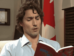 Dans cette capture d'écran, un Justin Trudeau modifié par l'intelligence artificielle semble lire Le premier ministre qui a volé la liberté, un livre pour enfants parodique que Trudeau n'a absolument pas lu sur Internet dans la vraie vie.