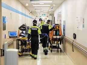 Les ambulanciers paramédicaux de Toronto livrent des patients à la salle d'urgence de l'hôpital Humber River sur cette photo du 20 janvier.