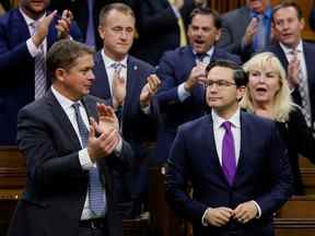 Le chef du Parti conservateur du Canada, Pierre Poilievre, reçoit une ovation debout lors de la période des questions à la Chambre des communes le 22 septembre 2022.