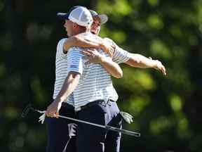 Justin Thomas (R) de l'équipe des États-Unis et Jordan Spieth (L) de l'équipe des États-Unis célèbrent leur victoire 2 et 1 sur Adam Scott d'Australie et Cam Davis d'Australie et l'équipe internationale lors des matchs à quatre balles du vendredi le deuxième jour du 2022 Coupe des présidents au Quail Hollow Country Club à Charlotte, Caroline du Nord.  (Photo par