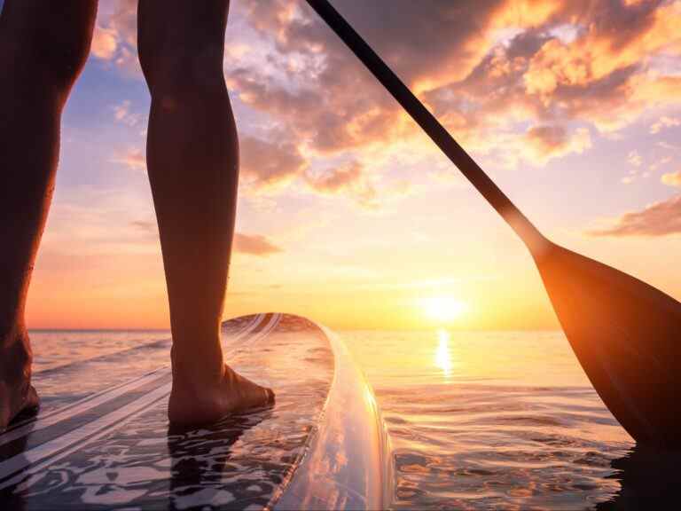 Paddleboarder perd son téléphone ;  le plongeur le trouve le lendemain