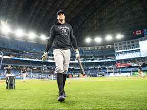 Aaron Judge # 99 des Yankees de New York quitte le terrain après l'entraînement au bâton avant d'affronter les Blue Jays de Toronto lundi soir.