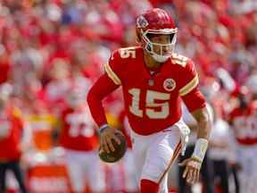 Patrick Mahomes # 15 des Chiefs de Kansas City se bouscule au cours du deuxième quart contre les commandants de Washington au Arrowhead Stadium le 20 août 2022 à Kansas City, Missouri.