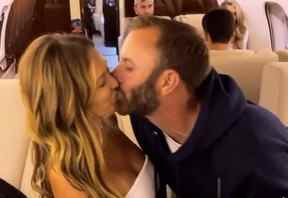 Paulina Gretzky et Dustin Johnson partagent un baiser dans un avion (Paulina Gretzky/Instagram)