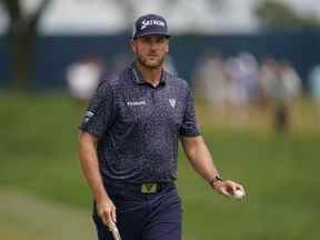 Taylor Pendrith, du Canada, réagit au premier lors de la ronde finale du tournoi de golf BMW Championship au Wilmington Country Club, le dimanche 21 août 2022, à Wilmington, Del.