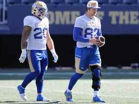 Le receveur éloigné blessé Drew Wolitarsky (à droite) marche avec Brady Oliveira lors de l'entraînement des Blue Bombers de Winnipeg le mardi 13 septembre 2022.