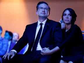 Le candidat à la direction Pierre Poilievre et son épouse Anaida Poilievre regardent pendant l'élection à la direction du Parti conservateur du Canada à Ottawa, Ontario, Canada le 10 septembre 2022.