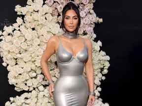 Kim Kardashian assiste à la première à Los Angeles de The Kardashians 2022 - Getty