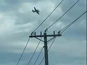 Un pilote fait le tour de son avion King Air autour de Tupelo, dans le Mississippi, le 3 septembre 2022, menaçant de l'écraser dans un magasin, selon des responsables locaux, dans cette image fixe tirée d'une vidéo sur les réseaux sociaux.