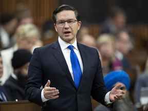 Le chef conservateur Pierre Poilievre se lève pour interroger le gouvernement pendant la période des questions, à Ottawa, le lundi 26 septembre 2022.