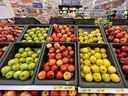 Le prix des pommes à l'épicerie Northmart à Iqaluit, au Nunavut, le 28 juillet 2022.