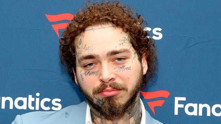 Post Malone hospitalisé pour "douleur poignardante" une semaine après la chute de la scène, reporte le spectacle de Boston
