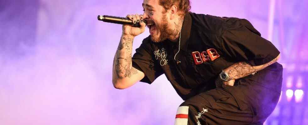 Post Malone prend un mauvais déversement après être entré dans le trou sur scène lors d'un concert à Saint-Louis