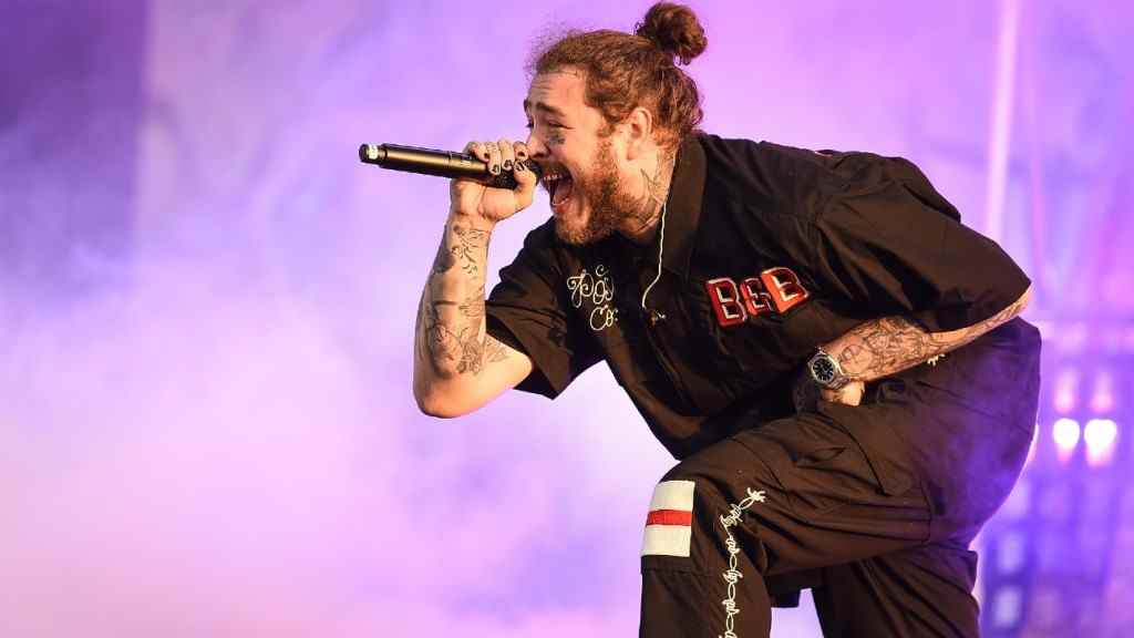 Post Malone prend un mauvais déversement après être entré dans le trou sur scène lors d'un concert à Saint-Louis
