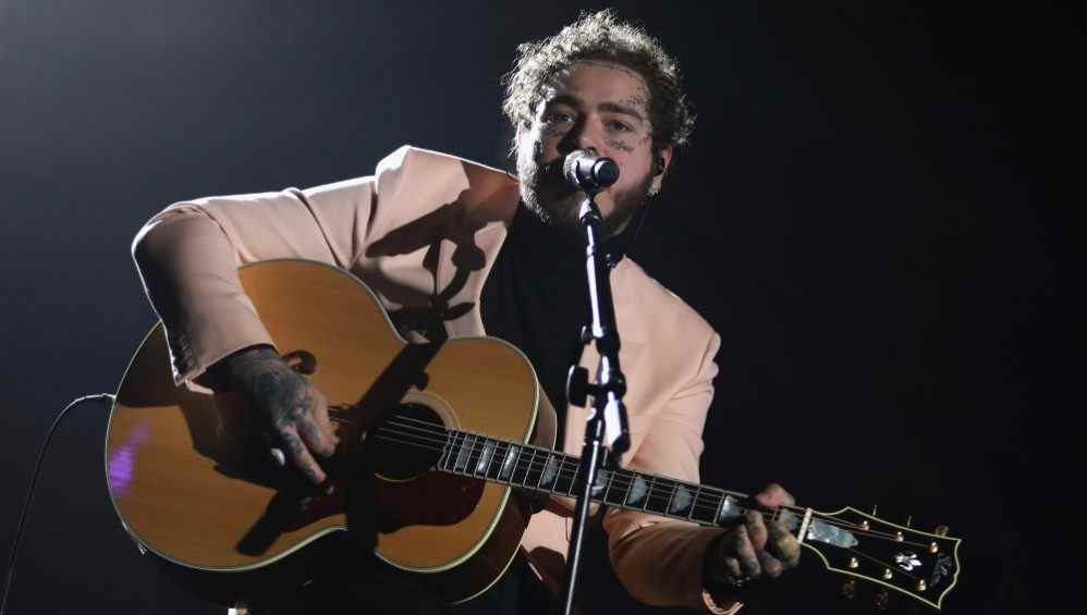 Post Malone s'excuse auprès de ses fans après être tombé sur scène lors d'un concert à St. Louis : 