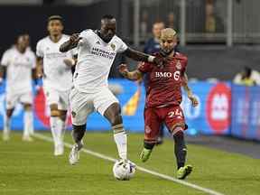 Le défenseur du LA Galaxy Sega Coulibaly se bat pour le ballon avec le milieu de terrain du Toronto FC Lorenzo Insigne.