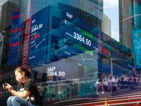 Des moniteurs affichent des informations sur le marché du S&P 500 au siège social de Morgan Stanley à New York, aux États-Unis