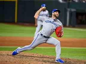 Le lanceur de relève des Blue Jays de Toronto, Anthony Bass, lance contre les Rangers du Texas lors de la huitième manche au Globe Life Field.  Obligatoire